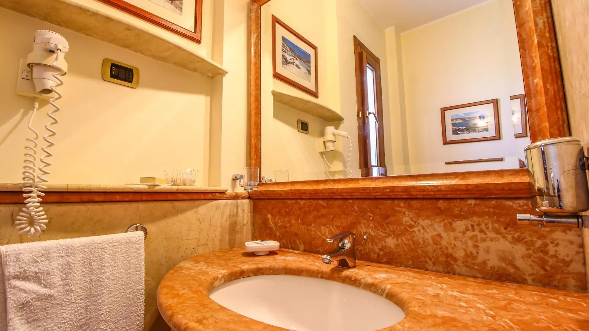Hotel Il Faro Della Guitgia Tommasino Лампедуза